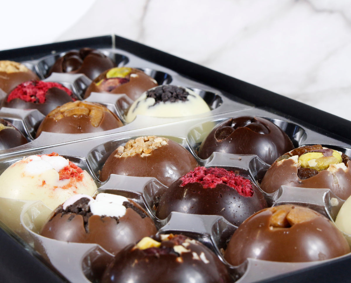 CCO 18 Luxury Christmas Solid Chocolate Domes Gift Box 320g